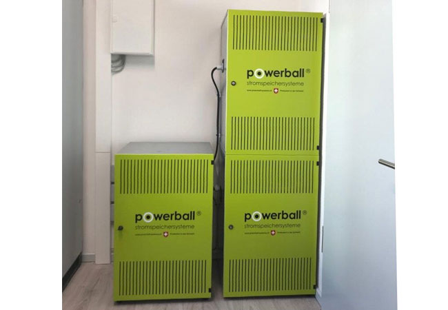 Bildunterschrift: Stromspeicher: Drei Powerball-Systemspeicher mit Blei-Akkutechnik und je 8 Kilowattstunden nutzbarer Kapazität sichern die EDV im IAL Schulungszentrum gegen Stromausfall © POWERBALL-Systems AG