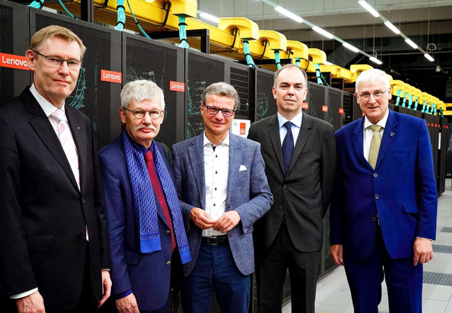 PB: Vor dem Höchstleistungsrechner SuperMUC-NG / (v.l.n.r.): Prof. Dr. Stefan Dech, Direktor des Deutschen Fernerkundungsdatenzentrums des DLR, Prof. Dr. Thomas O. Höllmann, Präsident der Bayerischen Akademie der Wissenschaften, Bernd Sibler, Bayerischer Staatsminister für Wissenschaft und Kunst, Prof. Dr. Dieter Kranzlmüller, Vorsitzender des Direktoriums des Leibniz-Rechenzentrums und Prof. Dr. Hansjörg Dittus, DLR-Vorstand Raumfahrtforschung und –technologie. Quelle: Alessandro Podo, LRZ.