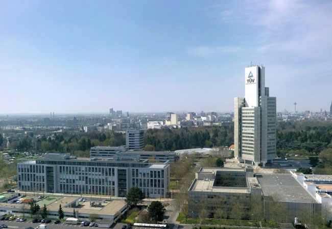 PB: TÜV Rheinland Konzernzentrale Im 114 Meter hohen Gebäude am Kölner Stammsitz der TÜV Rheinland Group arbeiten rund 1.600 Menschen. Weltweit ist der technische Dienstleister für Qualität und Sicherheit in 61 Ländern auf allen fünf Kontinenten aktiv. Foto: TÜV Rheinland