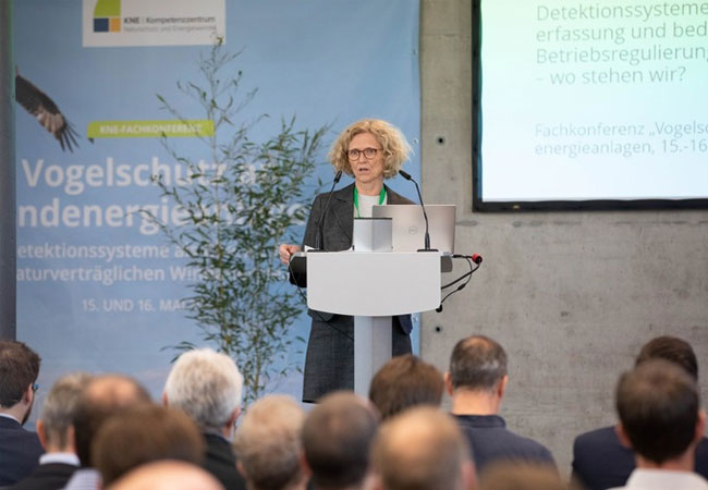 PB: Dr. Elke Bruns, Leiterin der Fachinformationen im KNE, auf dem Podium. Weiterer Text über ots und www.presseportal.de/nr/129695 / Die Verwendung dieses Bildes ist für redaktionelle Zwecke honorarfrei. Veröffentlichung bitte unter Quellenangabe: "obs/Kompetenzzentrum Naturschutz und Energiewende (KNE) gGmbH/Tanja M. Marotzke" Bildrechte: Kompetenzzentrum Naturschutz und Energiewende (KNE) gGmbHFotograf:Tanja M. Marotzke