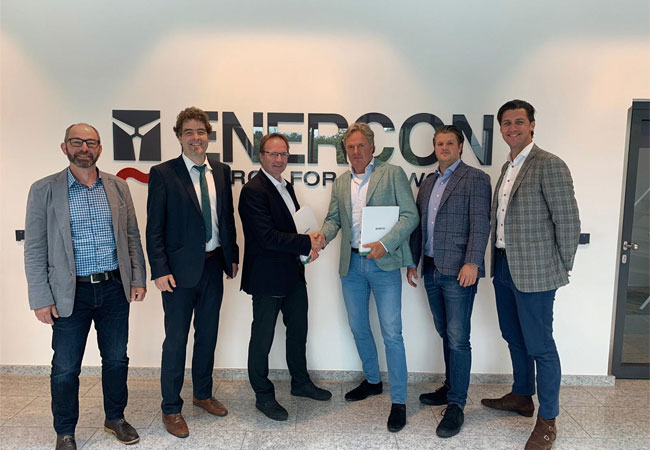 Pressefoto: v.l.n.r: Thilo Wemmer-Geist (DunoAir), Egbert Terholsen (ENERCON), Stefan Lütkemeyer (ENERCON), Arjen C.F. Ploeg (DunoAir), Niels Ploeg (DunoAir), Robbert Bakker (DunoAir) / © DunoAir Windpark Planung GmbH