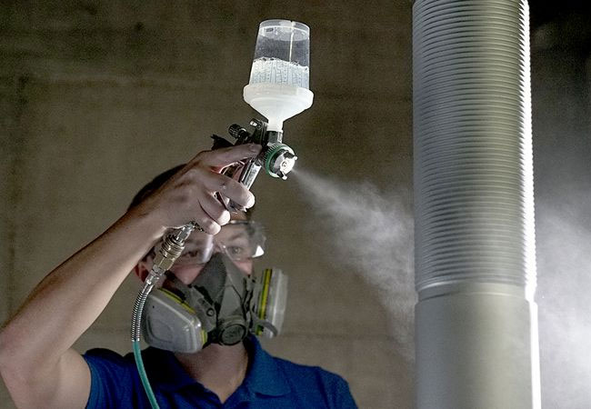 PB: Dank der Spritz-Applikation kann das neue DELTA-PROTEKT® 170 RT in dünnsten Schichten aufgetragen werden.