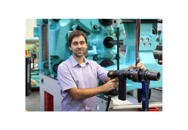 PB: „Ergonomisch, präzise und 30-mal schneller als zuvor verschraubt die ARBURG GmbH + Co KG die qualitäts- und funktionskritischen Zuganker ihrer Allrounder-Spritzgussmaschinen mit einem Tensor Revo“, sagt Diplom-Wirtschaftsingenieur Martin Widmaier, Gruppenleiter der Betriebsmittelkonstruktion. (Foto: Atlas Copco Tools)