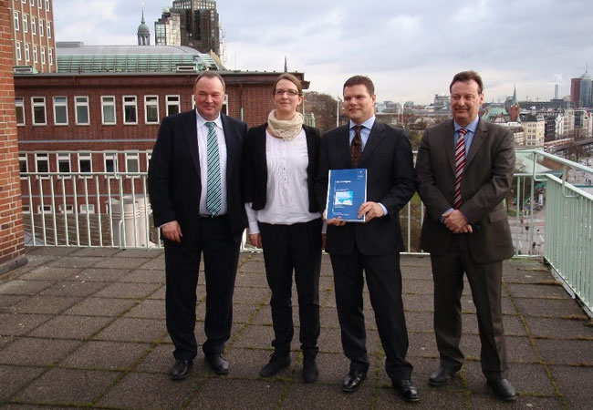PB: Übergabe der Genehmigung für Borkum Riffgrund 2, v.l.n.r.: Hr. Fastenau (PNE), Fr. von Leusen (BSH), Hr. Dittmer (Ørsted), Hr. Dahlke (Leiter Genehmigungen BSH)