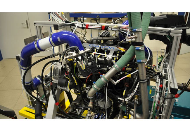 PB: 2 Liter-Vierzylinder Vorkammer-Gasmotor auf dem Teststand im Motorenlabor der Empa. Bild: Empa
