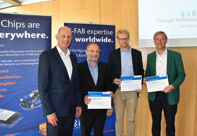 PB: V. l. Minister Wolfgang Tiefensee, Prof. Dr. Michael Rüb, EAH Jena, FB SciTec u. Mitbegründer mi2-factory, Rudi De Winter, CEO X-FAB, und Prof. Dr. Martin Ziegler, TU Ilmenau, Fakultät f. ET/IT / Foto: X-FAB Semiconductor Foundries GmbH