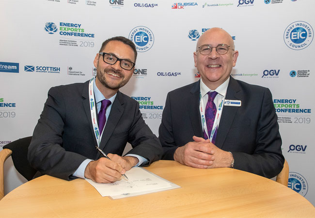 PB: WFO’s Gunnar Herzig (left) and the EIC’s Stuart Broadley (right) signing the MoU at the EIC’s Energy Exports Conference in Aberdeen.