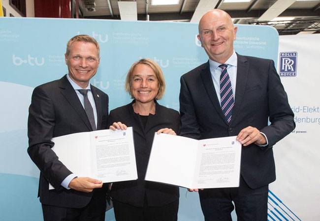 PB: Brandenburgs Ministerpräsident Dr. Dietmar Woidke (r.) und der Vorsitzende der Geschäftsführung von Rolls-Royce Deutschland Dr. Dirk Geisinger mit der amt. BTU-Präsidentin Prof. Dr. Christiane Hipp / Multimediazentrum der BTU Cottbus–Senftenberg