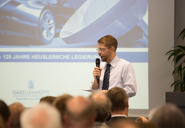 PB: Dr. Felix Heusler, Geschäftsführer der Isabellenhütte, führte das Publikum durch die Vorträge anlässlich des Jubiläums. Bild: ©Isabellenhütte Heusler GmbH & Co. KG
