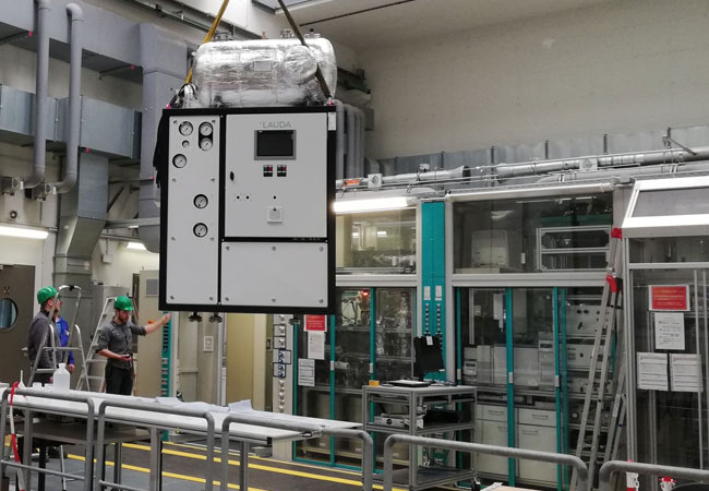 PB: Die Wärmeübertragungsanlage von LAUDA kurz vor der Platzierung in die Einhausung aus Sicherheitsglas am Max-Planck-Institut in Magdeburg. (Bild: Max-Planck-Institut / Gabriele Ebel)