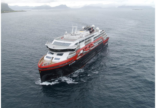 PB: Das hybridbetriebene Expeditionsschiff MS Roald Amundsen von Hurtigruten schreibt Schifffahrtsgeschichte – es ist das erste Kreuzfahrtschiff der Welt, das batteriebetrieben fährt.