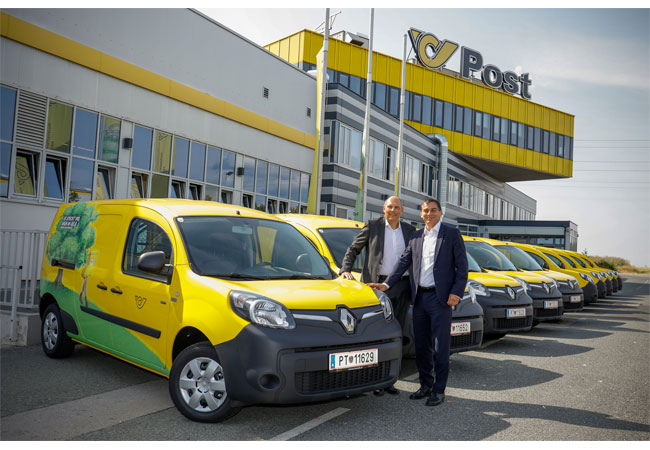 Pressebild: (v.l.): Olivier Wittmann, Managing Director der Renault Österreich GmbH und Peter Umundum, Vorstand Paket & Logistik der Österreichischen Post AG