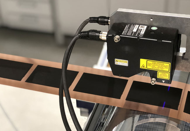 PB: Präzise Kanten bei neuer Rekordgeschwindigkeit: Neues Verfahren erhöht Produktionskapazität von Batterieelektroden deutlich. (Foto: Ralf Diehm, KIT)