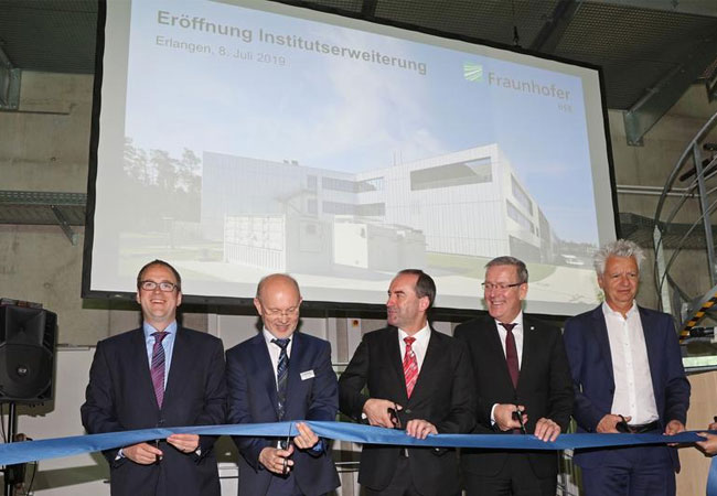 PB: Feierliche Eröffnung des Erweiterungsbaus B des Fraunhofer IISB am 8.7.2019 in Erlangen, v.l.n.r.: Erlangens Oberbürgermeister Dr. Florian Janik, der kommissarische Leiter des Fraunhofer IISB Prof. Martin März, Bayerns Wirtschaftsminister und Stellvertetender Ministerpräsident Hubert Aiwanger, Fraunhofer-Vorstandsmitglied Andreas Meuer und Architekt Jörg Weinbrenner.