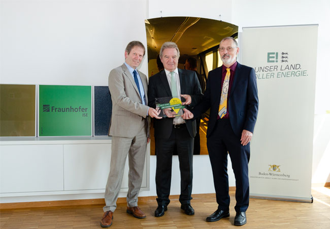 PB: Umweltminister Franz Untersteller überreicht den Fraunhofer ISE Institutsleitern die Auszeichnung