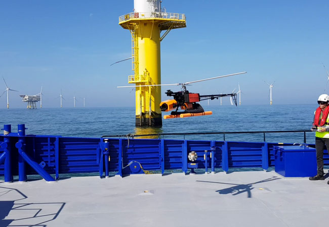 PB: Der AERO-SensorCopter startet zu seinem Wartungsflug an einer Offshore-Anlage
