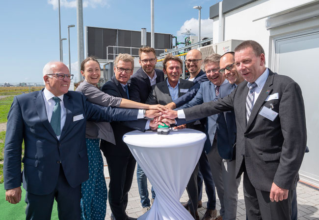 PB: (V.li.n.re.): Peter Bleser, MdB, Ingrid Nestle, MdB, Minister Dr. Bernd Buchholz, Tim Brandt (GF Wind2Gas Energy), Prof. Werner Beba (Projektkoordinator NEW 4.0), Nikolas Iwan (GF H2 Mobility), Landrat Stefan Mohrdieck, Dr. Joachim Kabs (Vorstand Netztechnik SH Netz), Günter Jacobsen (Pressesprecher Covestro)