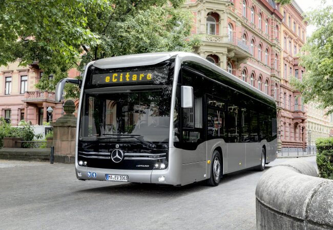 PB: Mercedes-Benz eCitaro mit vollelektrischem Antrieb, Exterieur, anthrazit metallic, 2 x elektrischer Radnabenmotor, 2 x 125 kW, 2 x 485 Nm, LED-Scheinwerfer, Länge/Breite/Höhe: 12.135/2.550/3.400 mm, Beförderungskapazität: 1/86.