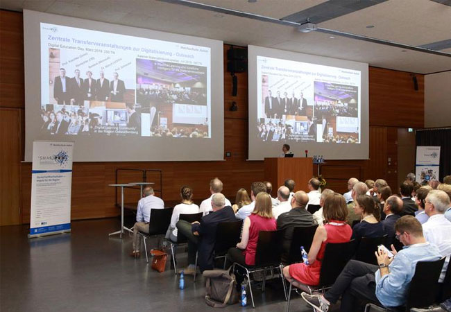 PB: Über 100 Teilnehmende diskutierten beim SmartPro-Partnerschaftstreffen an der Hochschule Aalen über die Zukunft der Mobilität und Energienutzung. / © Hochschule Aalen / Peter Schlipf