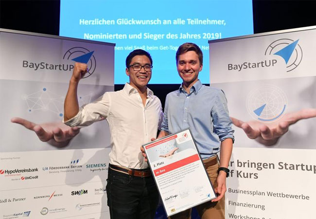 PB: Auf dem Foto freuen sich die Gründer Christoph Dietrich (re.) und Nam Truong über den 2. Platz. Die weiteren Gründer Arthur Singer und Martin Sprehe waren nicht anwesend. / BayStartup
