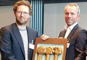 Bildunterschrift: Auch der schleswig-holsteinische Umwelt- und Energiewendeminister Jan Philipp Albrecht (li.) bescheinigte GP JOULE-Mitgründer und CEO Ove Petersen (re.) in seiner Rede zur Verleihung des Umweltpreises der Wirtschaft 2019 herausragende, vorbildliche Vision und Ambition für eine zukunftsträchtige erneuerbare Energie- und Wasserstoffwirtschaft im nördlichsten deutschen Bundesland. / Bildrechte: GP JOULE