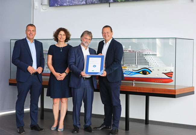 PB: Verleihung des Blauen Engel. vl.n.r. AIDA Präsident Felix Eichhorn, Dr. Ralf Rainer Braun, Vorsitzender der Jury Umweltzeichen, Dr. Johanna Wurbs, Umweltbundesamt, Manfred Osseford von der Meyer Werft.