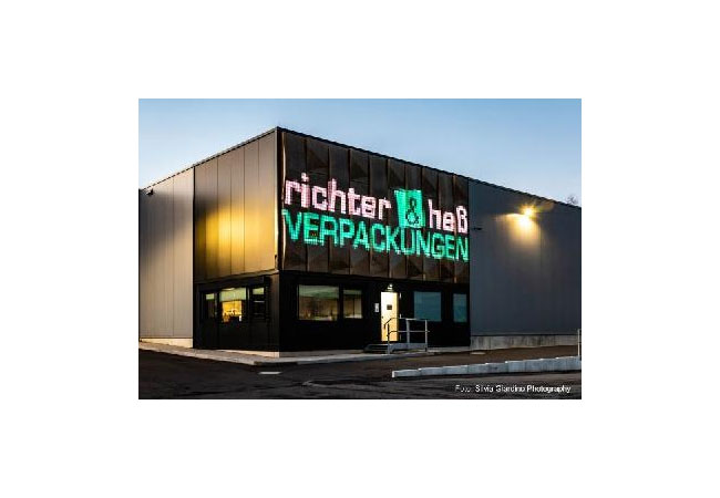 PB: Erstmals wurde der transluzente Sandwichverbund aus Flachsfasern, biobasiertem Epoxydharz und Wellpappenkern als Medienfassade des Produktionsgebäudes der richter & heß Verpackungs-Service GmbH in Chemnitz eingesetzt / Foto: Silvia Giardino Photography CopyrightFachagentur Nachwachsende Rohstoffe e.V. (FNR)