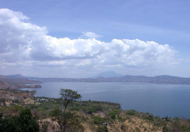 PB: Die Caldera des Ilopango in El Salvador. Im Hintergrund ist der San-Vicente-Stratovulkan zu sehen. Die hellen Ablagerungen im Vordergrund stammen von der Eruption im Jahre 539. / Armin Freundt/GEOMAR