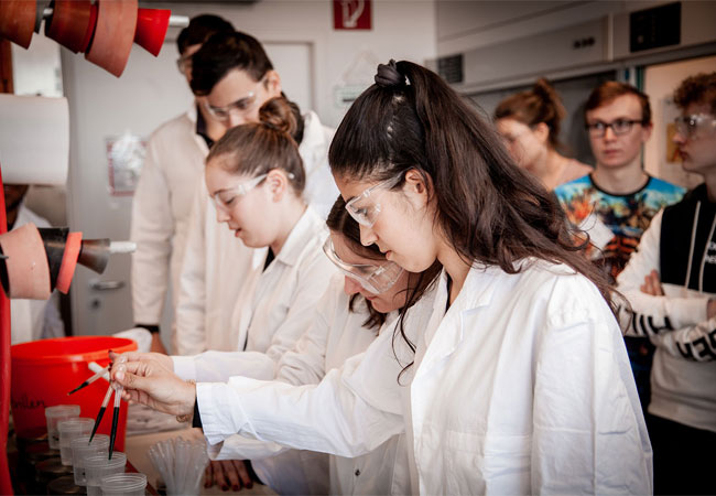 PB: © Fraunhofer Gesellschaft Spannende Experimente machen MINT-Berufe interessant.