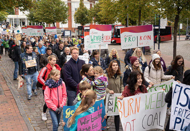PB: Zahlreiche Prokon-Mitarbeiter demonstrierten beim "Klima-Streik" in Itzehoe für einen Ausbau der regenerativen Energien CopyrightPROKON Regenerative Energien eG