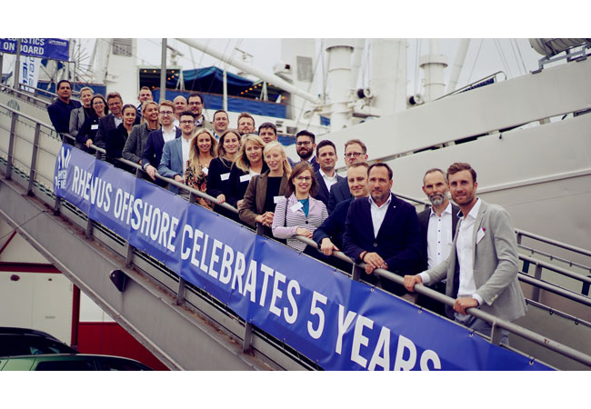 Pressefoto: Die Mitarbeiter von Rhenus Offshore Logistics aus Deutschland, den Niederlanden und dem Vereinigten Königreich feierten das fünfte Firmenjubiläum an Bord der CAP SAN DIEGO in Hamburg. Bildquelle: Rhenus Offshore Logistics