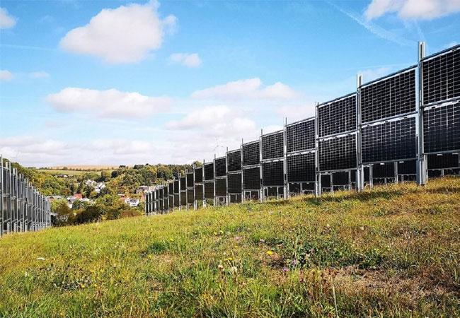 PB: BU: Anlagenkonzept der Next2Sun: Die vertikale Aufständerung der bifacialen Solarmodule ermöglicht, dass 90% der Solarparkflächen weiterhin landwirtschaftlich genutzt werden können. © Next2Sun GmbH