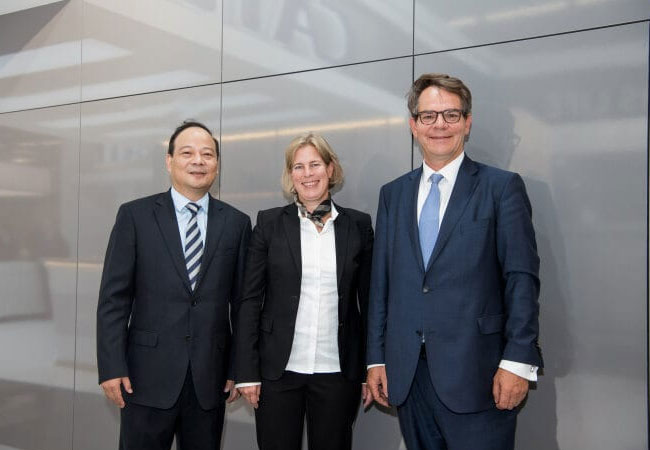 PB: Daimler Trucks & Buses und der Batteriehersteller Contemporary Amperex Technology Co. Limited (CATL) haben eine weltweite Liefervereinbarung über Batteriemodule für elektrische Serien-Lkw getroffen. V.l.n.r: Dr. Robin Zeng, Founder and CEO, Contemporary Amperex Technology (CATL), Gesa Reimelt, Leiterin E-Mobility Group Daimler Trucks & Buses, und Dr. Frank Reintjes, Leiter Global Powertrain, E-Mobility und Produktionsplanung Daimler Trucks.