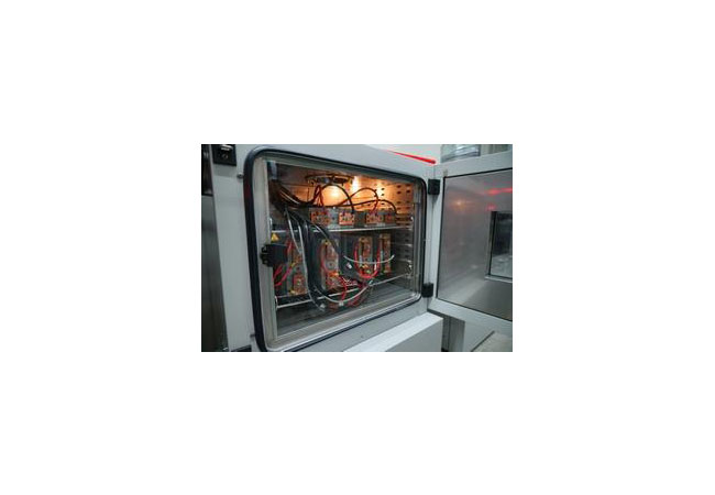 PB: Die Offenburger Forscher testen die Energiespeicher im Enerlab 4.0 nicht nur live im Labor, sondern auch mithilfe einer Computersimulation Bild 2: Der Hersteller ASD stellt den Forschern Speicher für Langzeit-Tests zur Verfügung, um herauszufinden, wie sie sich über Jahre hinweg verhalten Bildnachweise: Hochschule Offenburg