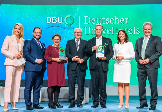 PB: Deutschen Umweltpreis (v.l.): Moderatorin Judith Rakers, DBU-Generalsekretär Alexander Bonde, Preisträgerin Prof. Dr. Ingrid Kögel-Knabner, Bundespräsident Frank-Walter Steinmeier, Preisträger Reinhard Schneider, DBU-Kuratoriumsvorsitzende Rita Schwarzelühr-Sutter und Baden-Württembergs Umweltminister Franz Untersteller / Quellenangabe: "obs/Deutsche Bundesstiftung Umwelt (DBU)/DBU/Peter Himsel" Bildrechte:DBUFotograf:DBU/Peter Himsel