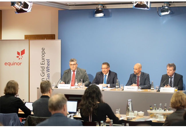 PB: Equinor und Open Grid Europe bei der Vorstellung von „H2morrow“. V.l.n.r.: Alexander Land (OGE), Dr. Jörg Bergmann (OGE), Stephen Bull (Equinor) und Steinar Eikaas (Equinor).