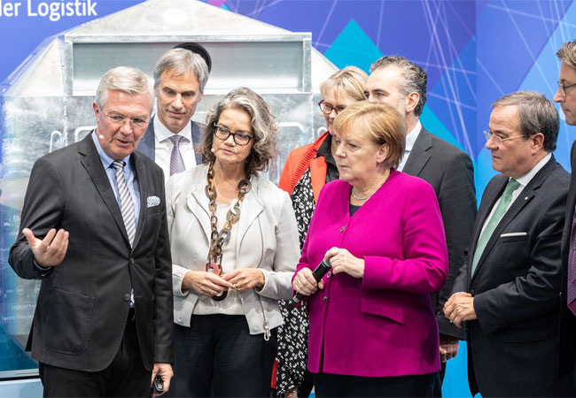 PB: Bundeskanzlerin Dr. Angela Merkel am Stand des Fraunhofer IML mit Institutsleiter Prof. ten Hompel. / © Fraunhofer IML