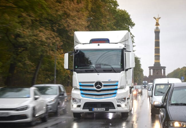 PB: Der schwere Lkw Mercedes-Benz eActros mit einer Reichweite von bis zu 200 km ist im Rahmen der eActros „Innovationsflotte“ im intensiven Kundeneinsatz in Deutschland und der Schweiz.