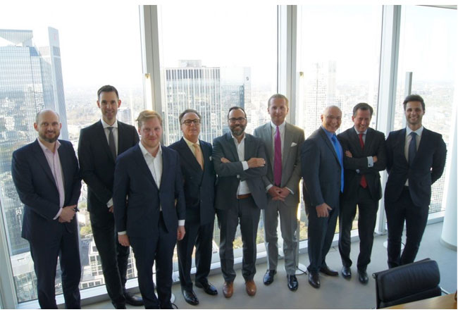 PB: Die Beteiligten bei der Vertragsunterzeichnung in Frankfurt / Foto: Holt Holding