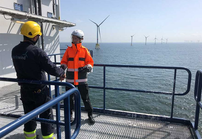 PB: Mitarbeiter von Parkwind und Mitarbeiterin von 50Hertz auf einer Parkwind-Plattform in einem Windpark in der Nordsee. Foto: Matthias Wilhelm/50Hertz