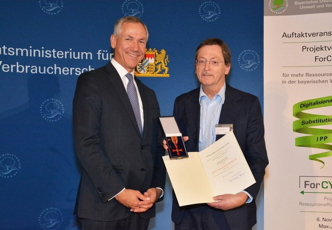 PB: Amtschef des Bayerischen Staatsministeriums für Umwelt und Verbraucherschutz, Dr. Christian Barth (links), überreichte Prof Dr. Armin Reller (rechts) das Verdienstkreuz am Bande des Verdienstordens der Bundesrepublik Deutschland in München. Bild: StMUV