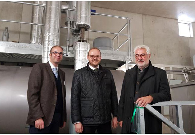 Pressefoto: Bildunterschrift (v. l.): Carsten Schäfer, Geschäftsführer der EDL, Landrat Andreas Maier, Rupert Troppmann, Bürgermeister von Neustadt, bei der Einweihung des Holzhackschnitzel-Heizwerkes. / © BayWa AG