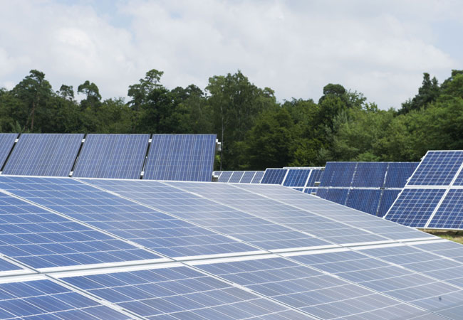 PB: Bildunterschrift: Im Projekt „KeraSolar“ des Materialwissenschaftlichen Zentrums für Energiesysteme (MZE) des KIT sollen neue Materialkonzepte für Solarzellen erforscht werden. (Foto: Markus Breig, KIT)