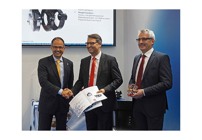 PB: Volker Hindermann (Mitte), Geschäftsführer bei LKH, und Thomas Ritter (rechts), Abteilungsleiter Engineering bei LKH, nehmen den Preis entgegen.