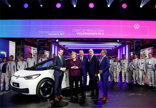 PB: Besuch in der Fertigung mit (v.l.): Michael Kretschmer, Ministerpräsident des Freistaates Sachsen; Bundeskanzlerin Dr. Angela Merkel; Dr. Herbert Diess, Vorstandsvorsitzender der Volkswagen AG; Thomas Ulbrich, Vorstand für E-Mobilität der Marke Volkswagen und Jens Rothe, Vorsitzender des Gesamtbetriebsrates der Volkswagen Sachsen GmbH, während des Produktionsstarts des ID.3. im Volkswagen Werk in Zwickau.