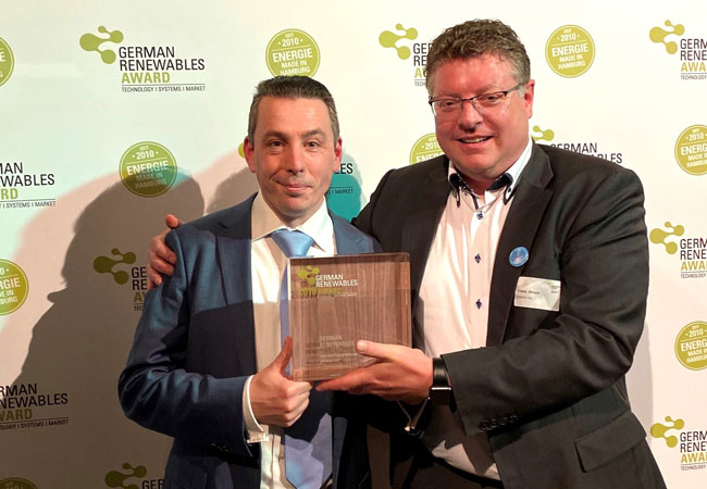 PB: Tobias Struck, Leiter der Gruppe Speicher bei der WEMAG (re.) und Jost Broichmann, Projektleiter der WBS 500, halten stolz den Award in den Händen. Foto: WEMAG/Miriam Jablonski