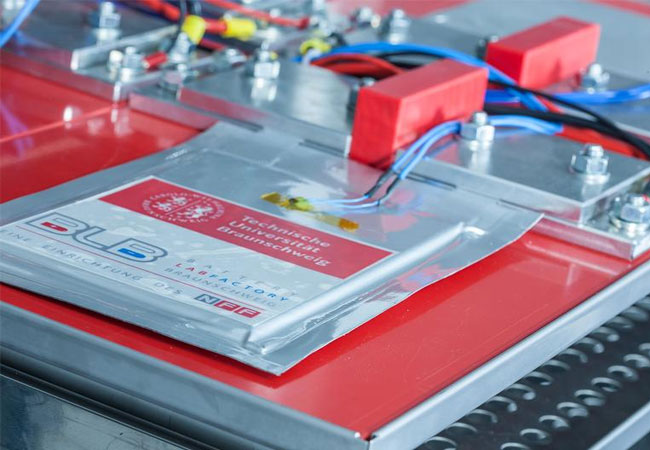PB: Eine Batteriezelle in der Battery LabFactory Braunschweig. / Hanno Keppel/TU Braunschweig - frei zur Veröffentlichung bei Abdruck der Quelle.