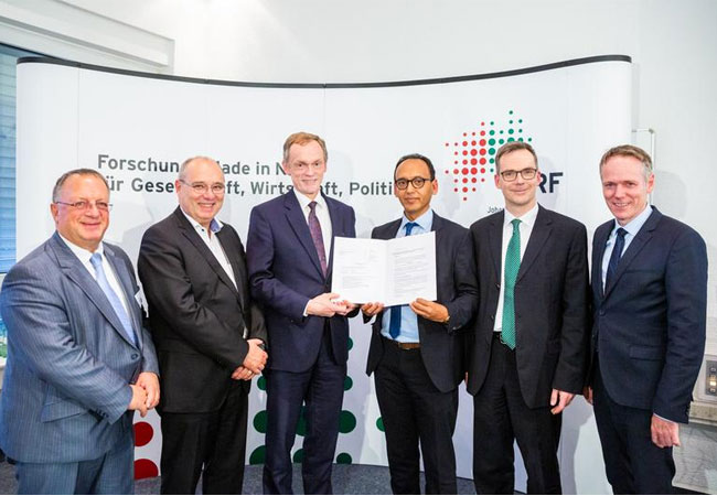 PB: V.l.n.r.: Dirk Abel, IRT (RWTH Aachen); Dieter Schramm, Dekan (UDE); Hendrik Schulte, NRW-Verkehrsministerium, Bettar O. el Moctar, DST; Dieter Bathen, JRF; Ocke Hamann, Niederrheinische IHK / JRF e.V., Fotograf: Alex Muchnik