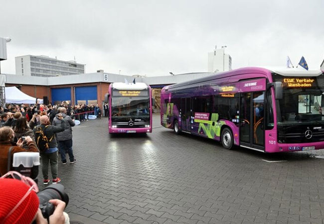 PB: Die ersten vollelektrischen Stadtbusse Mercedes-Benz eCitaro wurden am heutigen 18. November 2019 an ESWE Verkehrsgesellschaft mbH (kurz ESWE Verkehr) in Wiesbaden übergeben. Die Fahrzeuge sind Teil des Großauftrags über 56 bestellte Einheiten des batteriebetriebenen Stadtbusses, der in Mannheim serienmäßig produziert wird.