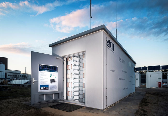 Besonders sicher und effizient: Der neue Lithium-Ionen-Batteriespeicher im Energy Lab 2.0 eignet sich als Quartiersspeicher zur lokalen Netzstabilisierung (Foto: Amadeus Bramsiepe, KIT).